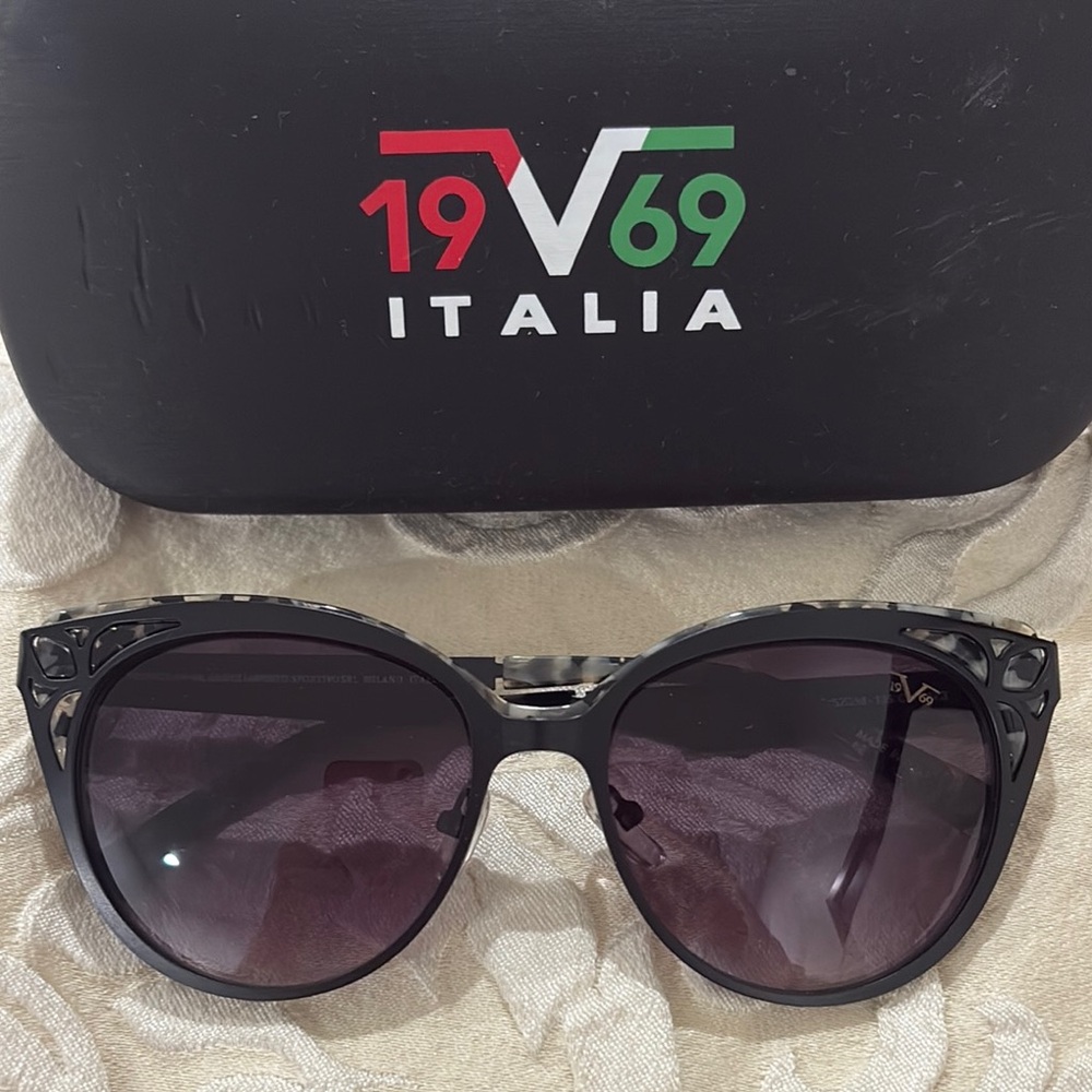 19V69 Black Cat-Eye Sunglasses with Gradient Lenses - includes case